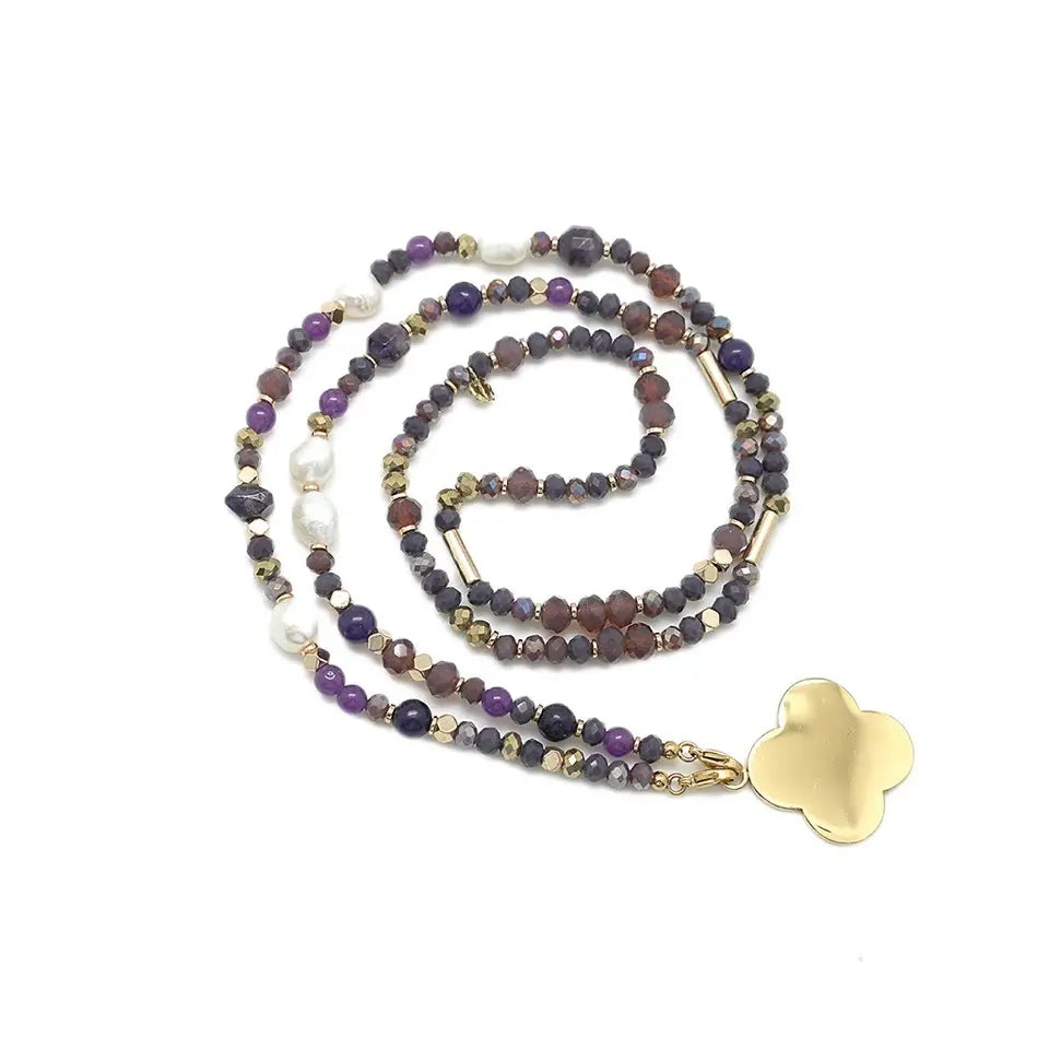 Sautoir en pierres naturelles améthyste, perles d’eau douce et perles en verre comprenant un médaillon en acier inoxydable doré
