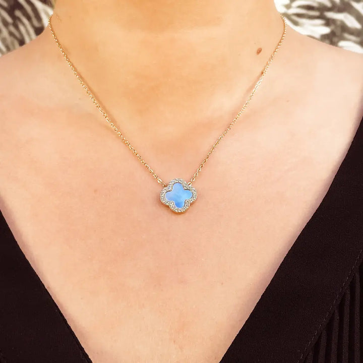Collier trèfle nacre porté au cou