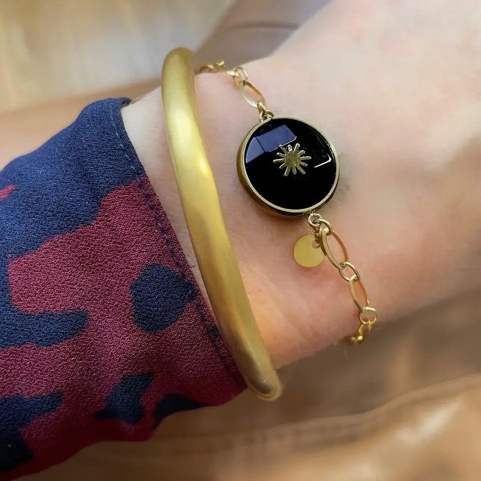 Bracelet Jonc anneau en acier inoxydable doré porté au poignet