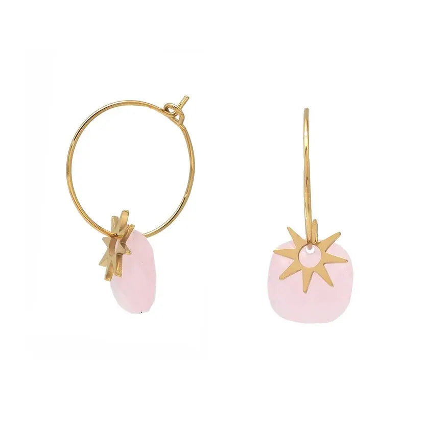 Boucles d’oreilles mini créoles avec pendentifs composées d’une pierre naturelle rose et d’un motif en forme de soleil doré en acier inoxydable