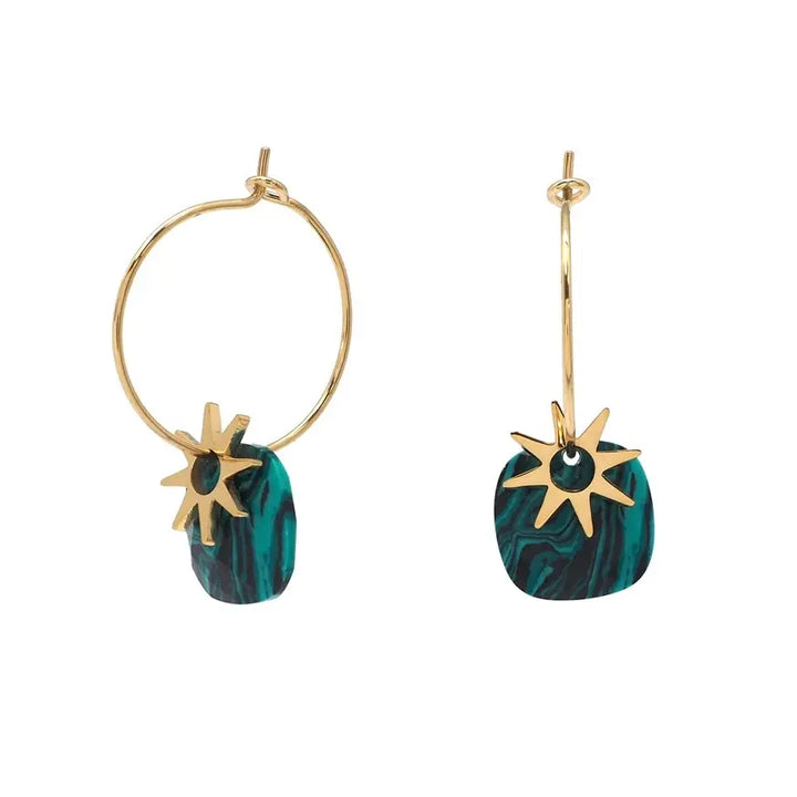 Boucles d’oreilles mini créoles avec pendentifs composées d’une pierre naturelle malachite et d’un motif en forme de soleil doré en acier inoxydable