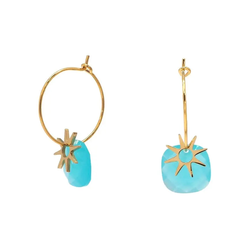 Boucles d’oreilles mini créoles avec pendentifs composées d’une pierre naturelle et d’un motif en forme de soleil doré en acier inoxydable.