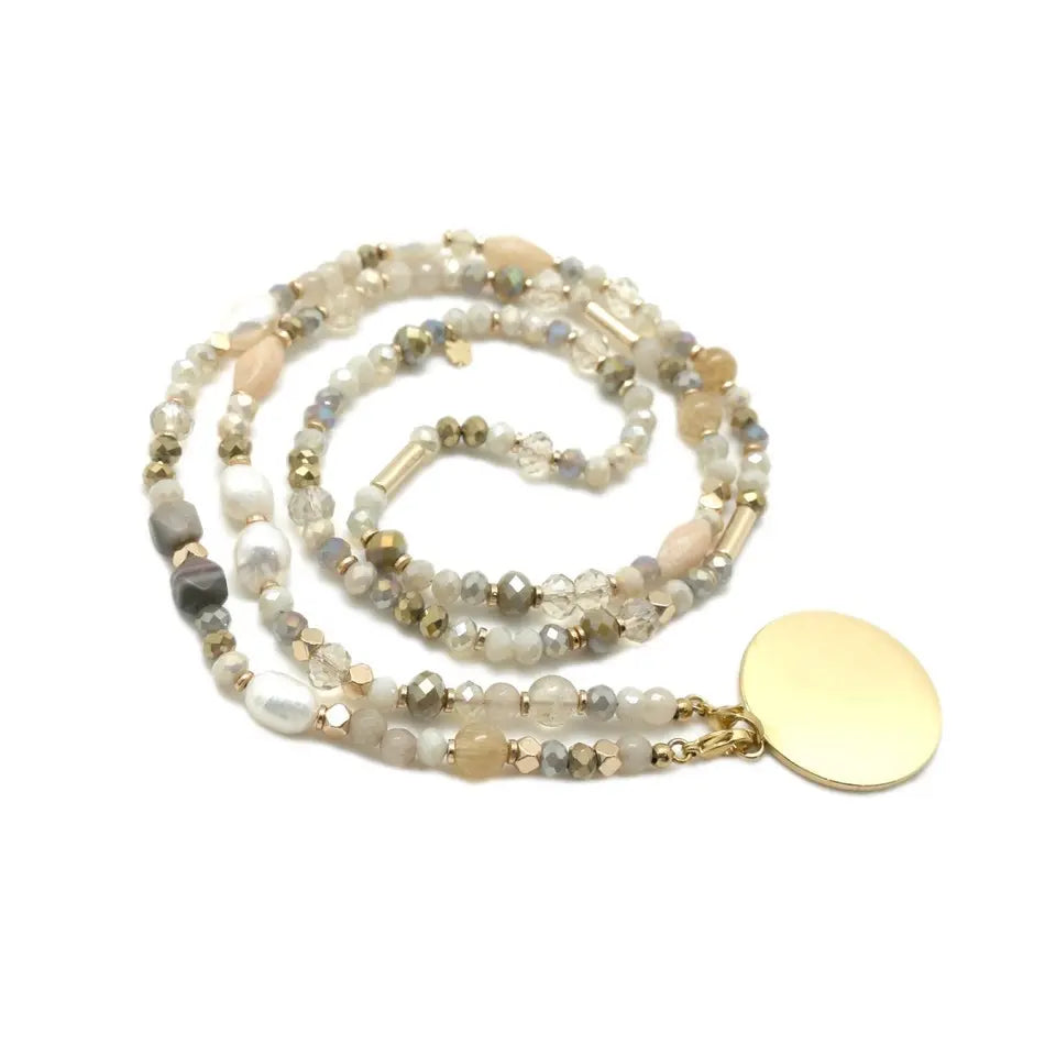 Sautoir en pierres naturelles saumon, perles d’eau douce et perles en verre comprenant un médaillon en acier inoxydable doré