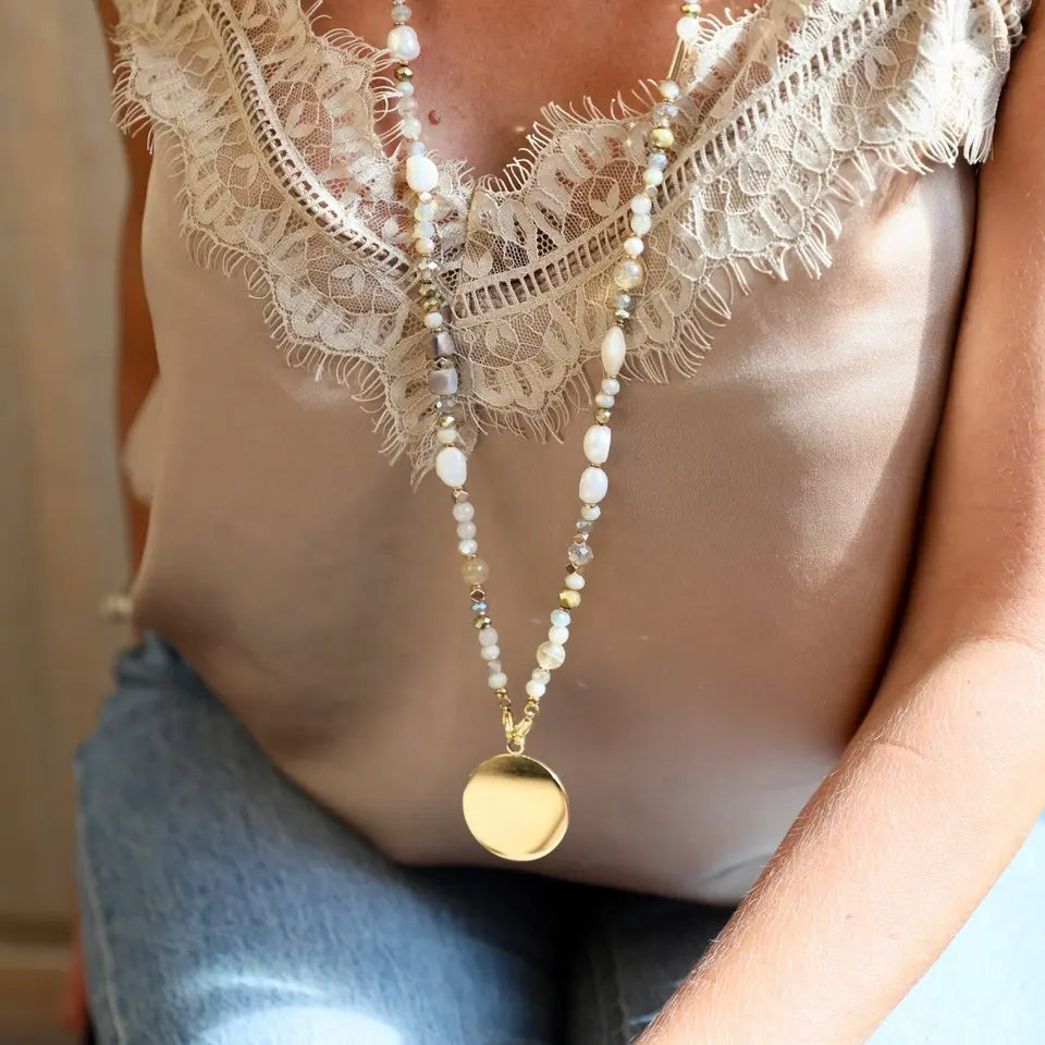 Sautoir en pierres naturelles, perles d’eau douce et perles en verre comprenant un médaillon en acier inoxydable doré porté autour du cou 2
